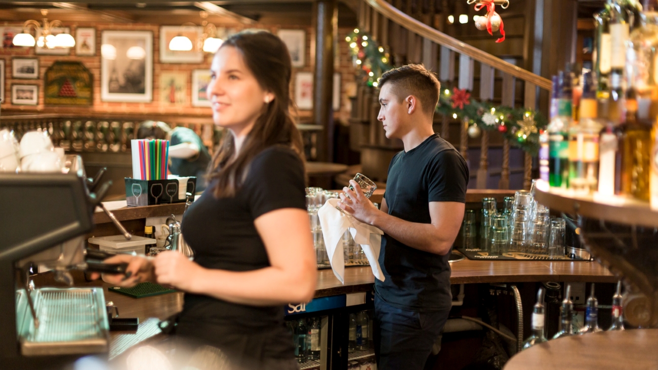 people-working-cafe